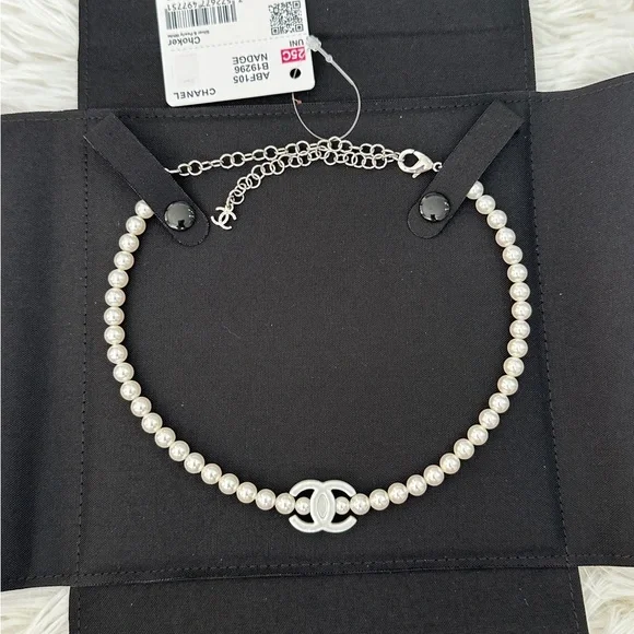 CHANEL Classic CC Pearl Choker Necklace - Picture 2 of 6